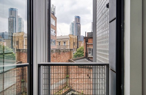 Weavers Apartment | Quirky Central Shoreditch spacious Studio nr. Old Street, by Blueground
