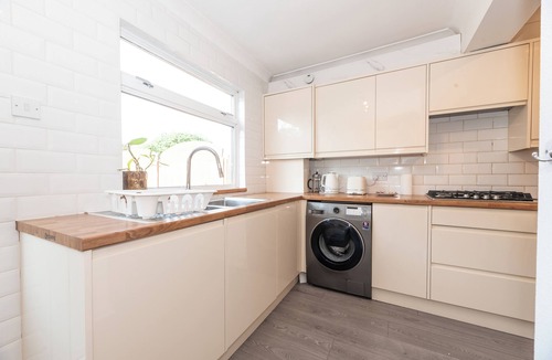 St. Michael's House | Spacious & Bright 4-Bed Family House + Parking