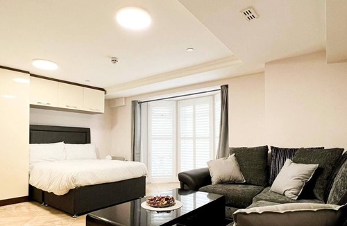 South Acton Apartment | Spacious studio flat in the heart of Acton Central (1)