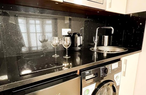 South Acton Apartment | Spacious studio flat in the heart of Acton Central (1)
