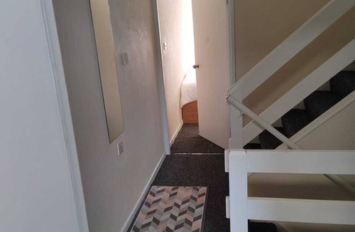 Southall Green House | Spacious x4 bed * free wifi* *driveway*garden*