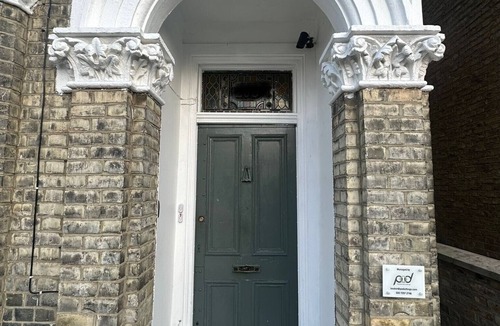 Stockwell Apartment | Studio - Sleeps 2 - Parking - Wifi