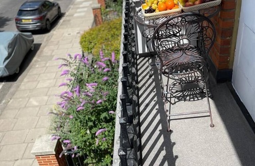 Little Venice Apartment | STUNNING 3 BEDROOMS 2 BATH BALCONY APARTMENT MAIDA VALE PADDINGTON W9 W2 NW8