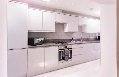 Leyton Apartment | The Stylish Shamrock London Escape - Modern and Airy Apartment with Garden