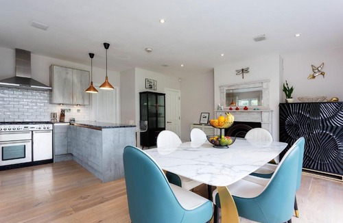 North Acton House | Veeve - Luxe Hideaway