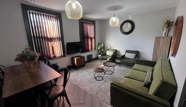 Fabulous 3 Bed Apartment - Near Excel - Sleeps 6 - 8