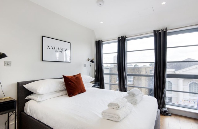 Panoramic Peckham Home by the Overground Station