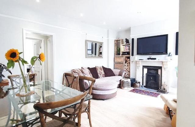 Renovated 2BR Victorian Flat In Hip Brixton