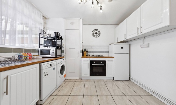 Hackney Apartment | 3 Bed Apt near Broadway Market with parking