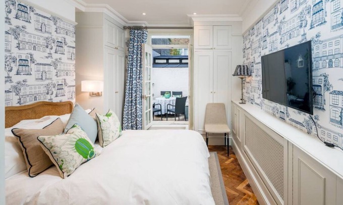 Warwick Apartment | Cozy flat with patio in the Heart of Pimlico