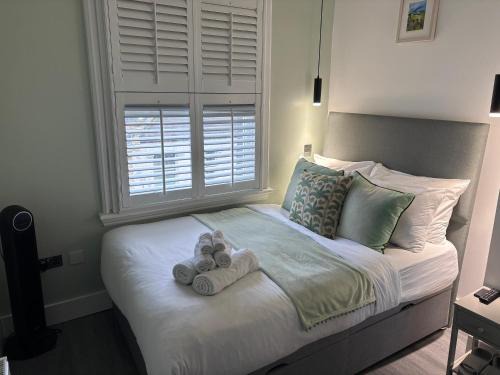 Fulham House | Delux Double Bedroom En Suite with Tea & Coffee Facilities