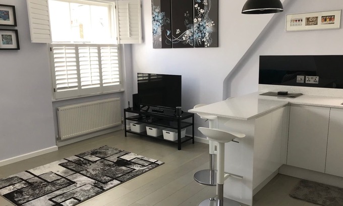 Pembridge Apartment | Elegant Simple Design - Apt in West London