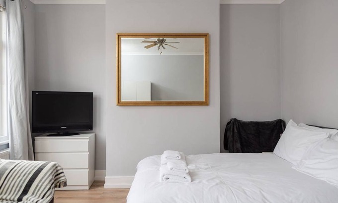 Hammersmith and Fulham Apartment | Fresh 2 bedroom flat by the River Thames