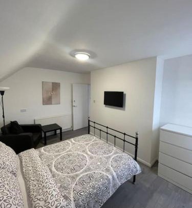 Broad Green Apartment | Opal - Executive London Flat