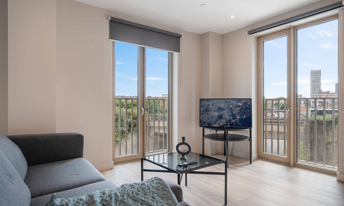 Peninsula Apartment | RentitRev Modern Flat in Exclusive Wandsworth Area