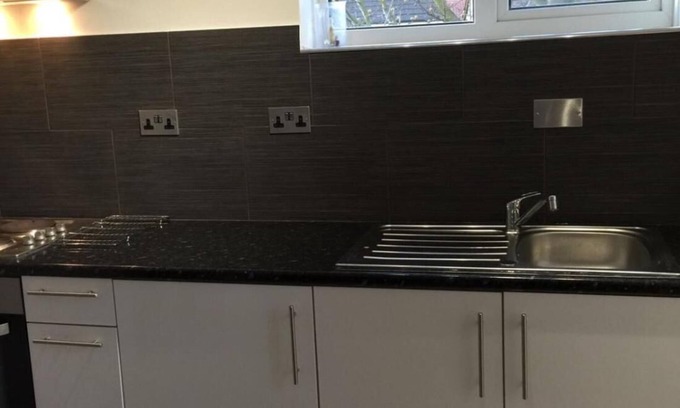 Pinkwell Apartment | Small Modern Comfortable 2 Bedroom Apartment - cmyr